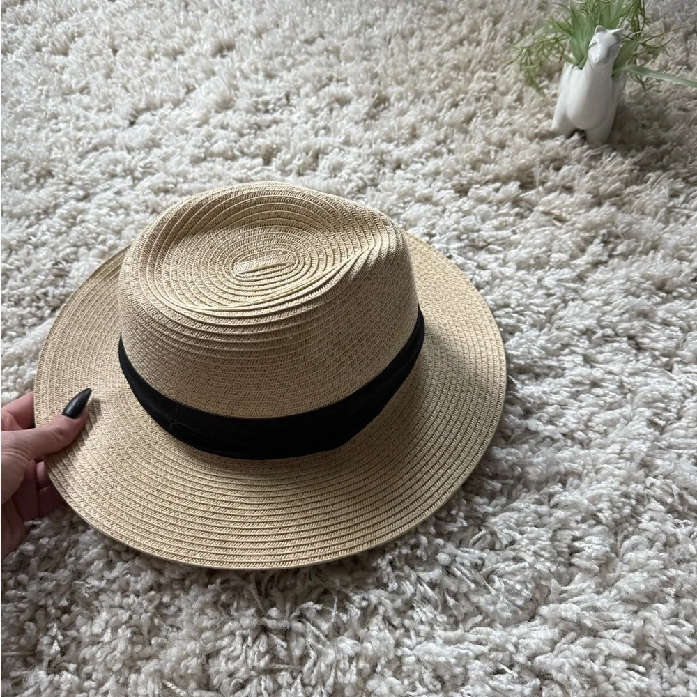 Elegant Beige Fedora with Black Ribbon - Picture 3 of 4
